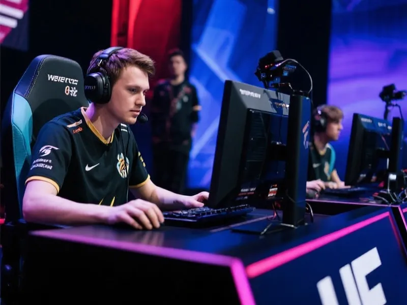 Professional CS Players Competing